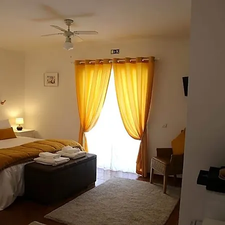 Bed & Breakfast Casa Palmas Óbidos